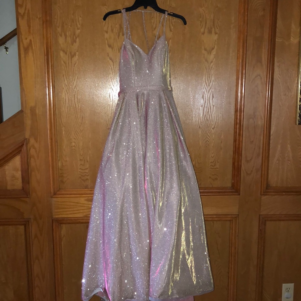 This dress is gorgeous worn once soft pink